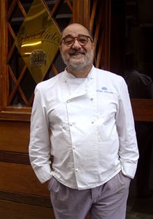 Víctor Salvador posando en la puerta de su restaurante Chez Víctor de Salamanca
