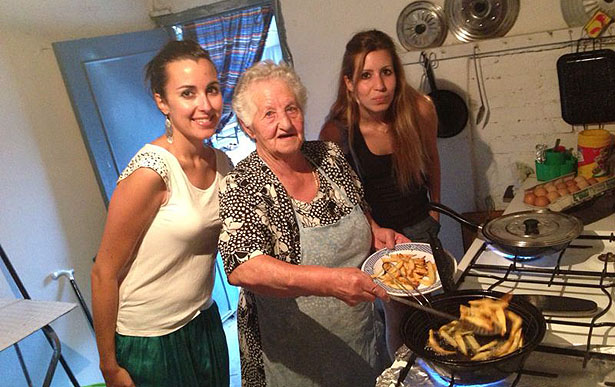 Friendo patatas con la abuela