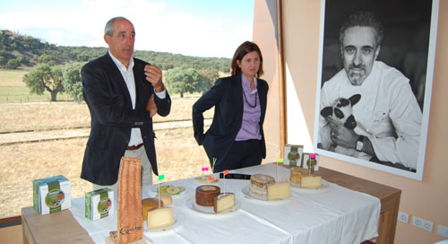 Jaime boville y Gemma Cambero dirigiendo la cata de quesos