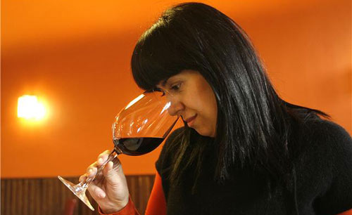 Rosana Arans apreciando una copa de vino en Nariz de oro 2009