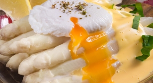 Espárragos blancos cocidos con salsa holandesa y huevo poché