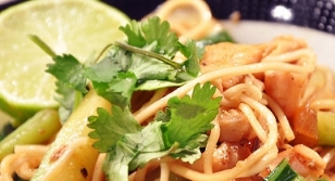 Noodles Thai, con pollo marinado y pak choi 