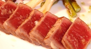 Tataki de atún rojo con salsa japonesa y espárragos frescos 