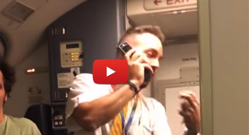 Un azafato de Ryanair hace viral su versión de 'Despacito'