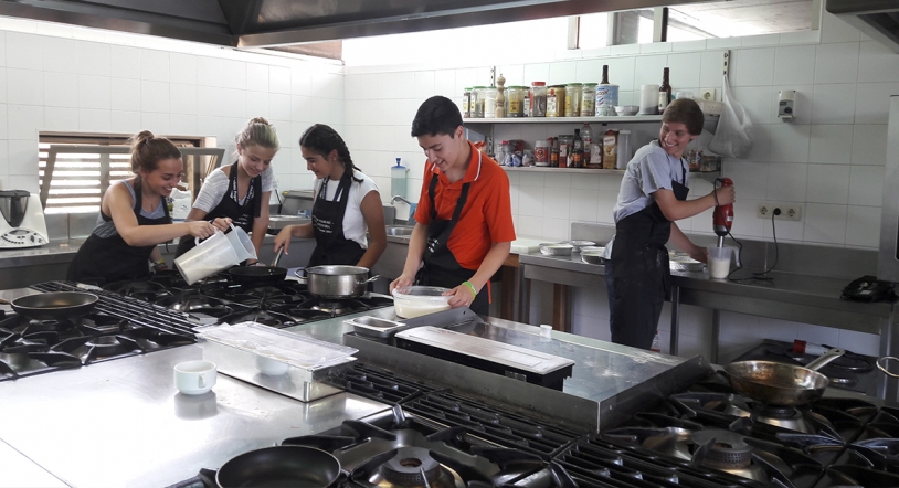  La Escuela de Hostelería de Santa Marta de Tormes imparte clases de cocina a estadounidenses 