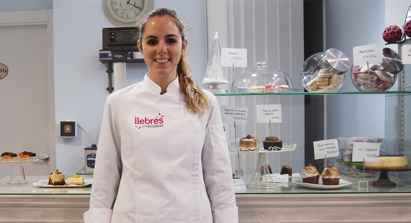Elena Borrego inaugura su propio establecimiento de repostería, Llebrés 