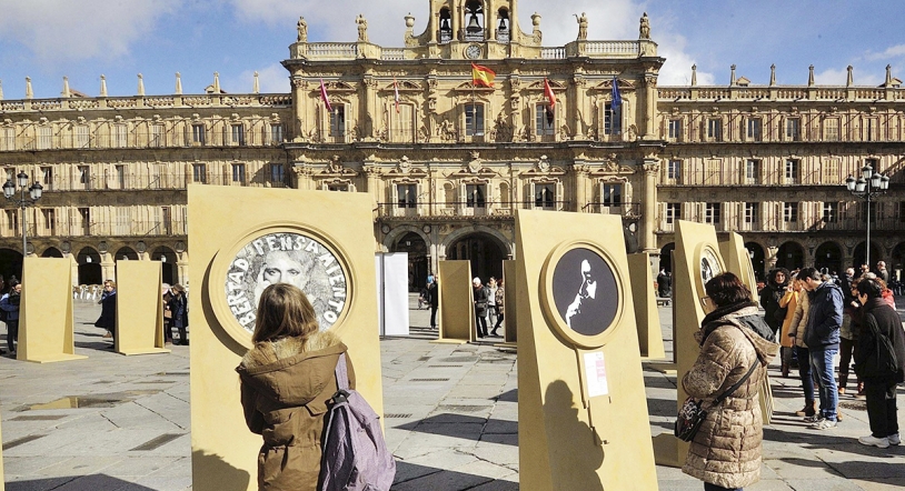 22 rostros de mujer en la Plaza Mayor de Salamanca