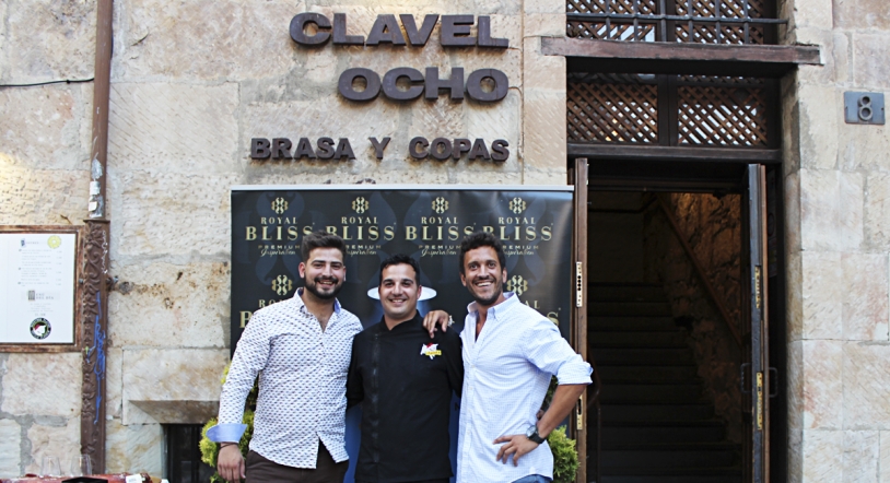 Clavel Ocho celebra su primer aniversario después de su reapertura ¡Muchas felicidades! 