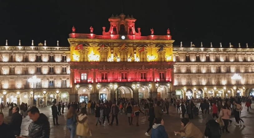 La fachada del Ayuntamiento se ilumina hasta el domingo con los colores de la bandera de España