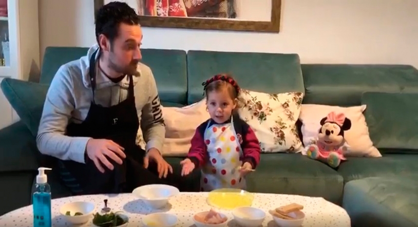 Receta 4 de Fran Vicente con su hija Vega: Rulo de pavo, queso, hummus y espinacas