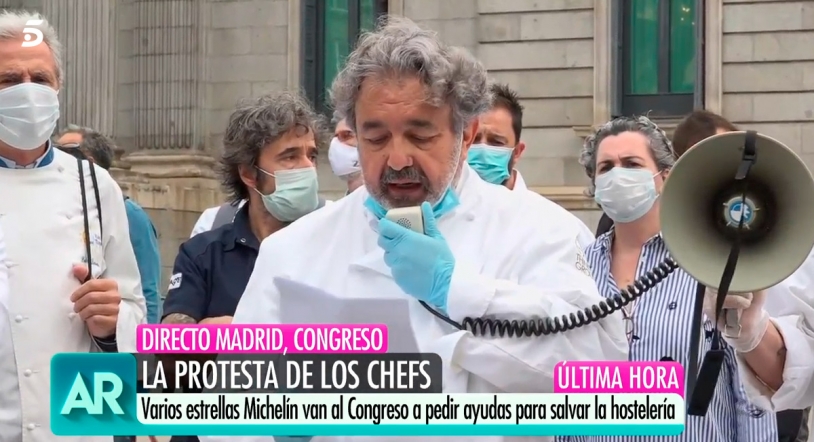 Varios chefs con Estrella Michelin protestan ante el Congreso para pedir diálogo al Gobierno: 