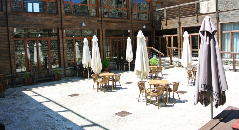 Todo listo para disfrutar de la terraza del Restaurante & Museo Castillo de Montemayor