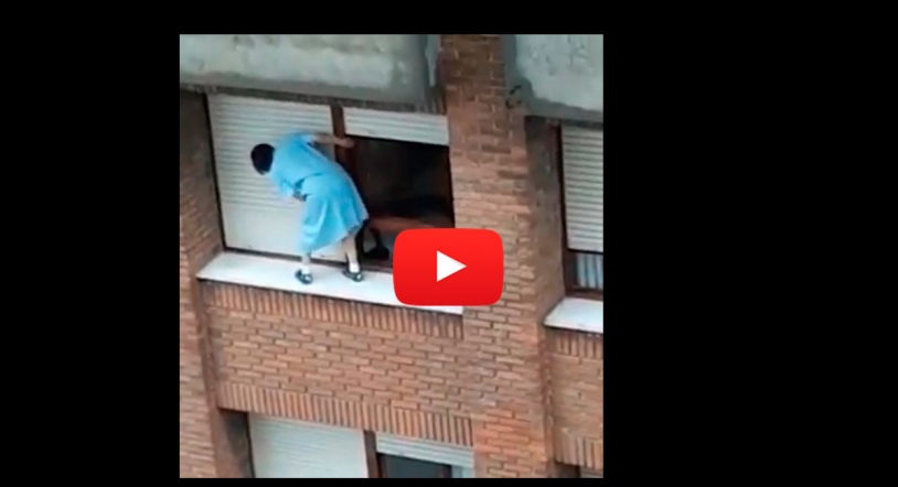 VÍDEO | Escalofriantes imágenes de una mujer limpiando persianas desde un séptimo piso 