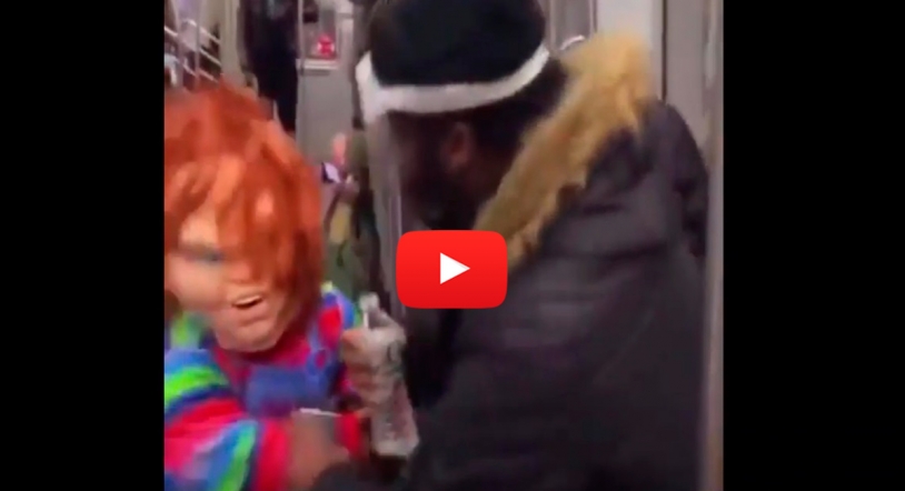 VÍDEO | Chucky ataca un vagón lleno de gente en plena pandemia