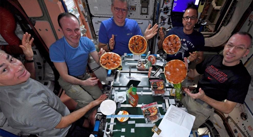 Los astronautas de la Estación Espacial Internacional elaboran pizza sin gravedad