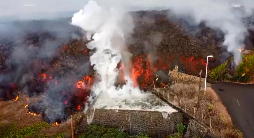 La increíble reacción de la lava al entrar en contacto con una piscina en La Palma