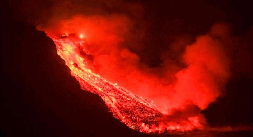 La lava del volcán de La Palma alcanza el mar tras 10 días de erupción