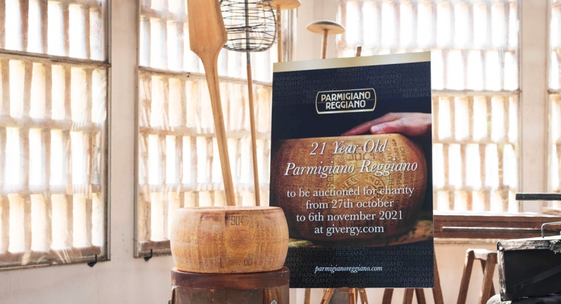 Parmigiano Reggiano subasta una rueda de queso de 21 años con fines solidarios