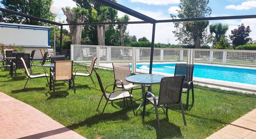 ¡Ya puedes disfrutar de la nueva terraza con piscina en el Hostal Restaurante Carolina!