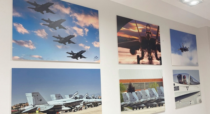 Exposición fotográfica de aviones F-18 en el El Tormes