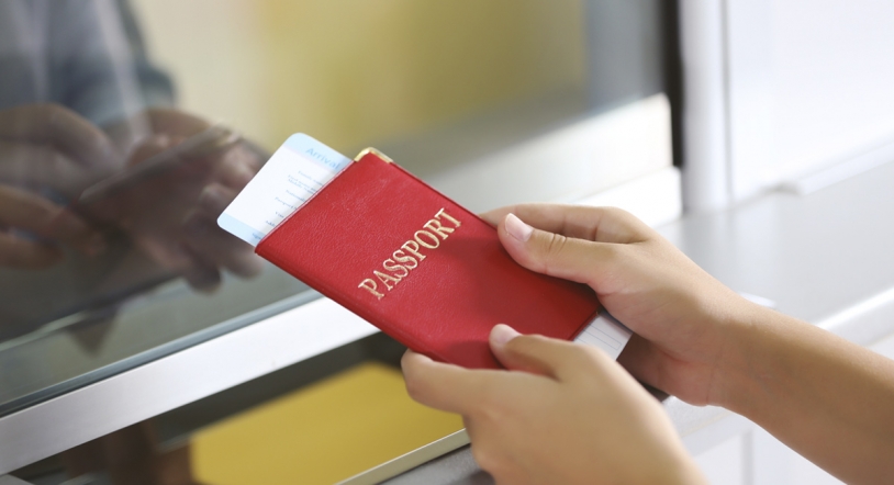 Caos en los aeropuertos si no sube la dote en los equipos de control de pasaporte