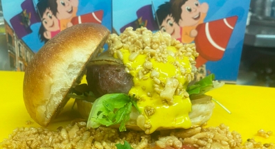 Los Álamos crea una hamburguesa especial con el nombre de la pregonera de las fiestas de Peñaranda