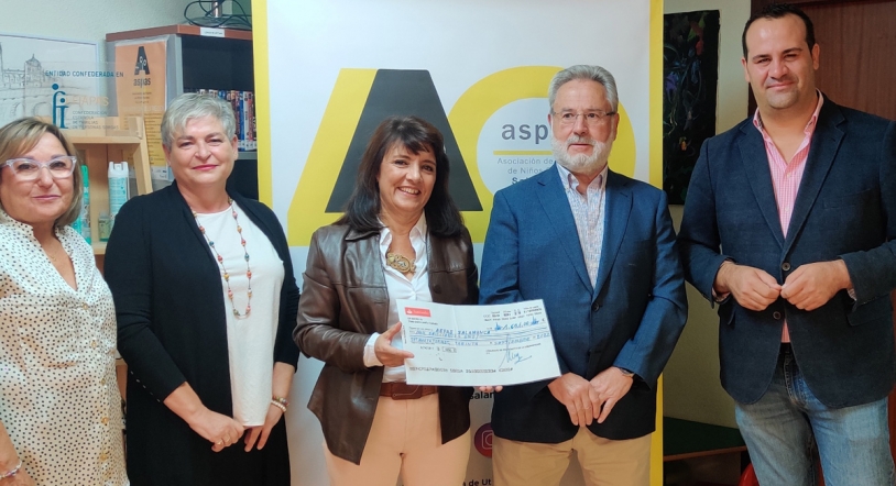 Los vecinos de Valdelagua donan los 1.600 euros de recaudación de la Cena de Fiestas a Aspas