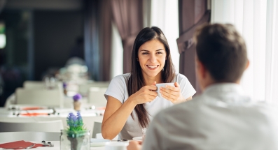 Buenos modales en la mesa: 10 reglas básicas a la hora de sentarse en un restaurante