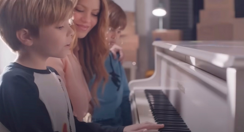 Viral | Shakira sorprende con una nueva canción en la que canta con sus hijos (vídeo)
