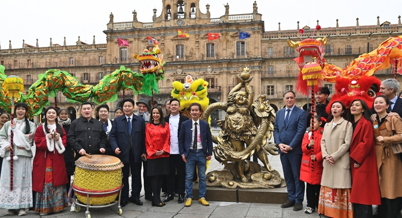 Una escultura que representa el Año del Dragón ya luce en la Plaza Mayor por el Año Nuevo Chino
