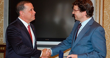 El alcalde de Miami Beach, Huésped Distinguido de Salamanca