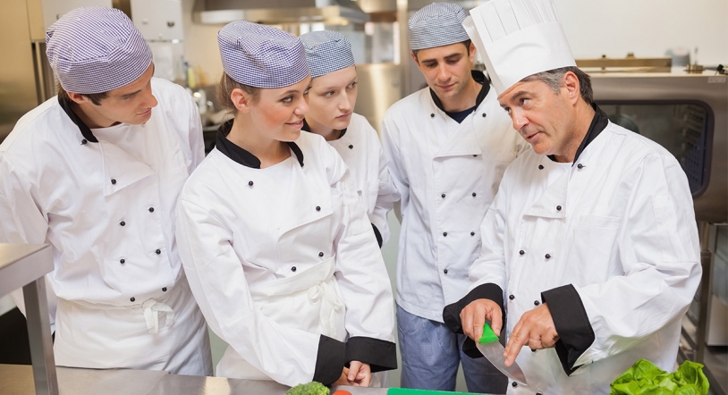 Continúan las clases de gastronomía local para estudiantes de español