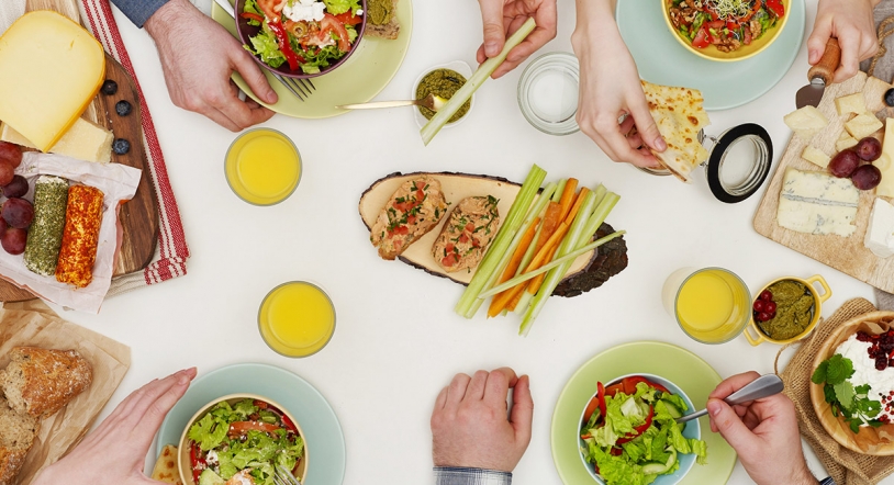 La grosería en la mesa: las faltas más graves a la hora de comer