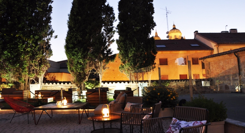 El restaurante El Monje abre al público su coqueta terraza