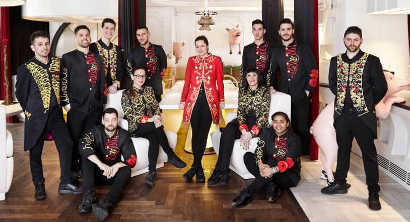 Los uniformes de Diverxo, inspirados en el cuento de Alicia en el país de las maravillas
