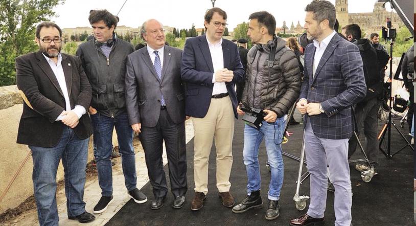 El alcalde de Salamanca visita del rodaje de la  película Mientras dure la guerra