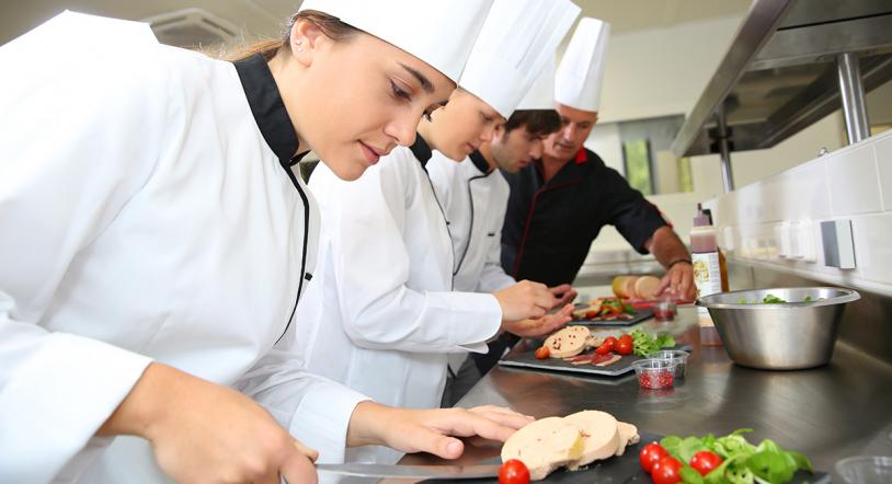 Concurso de cocina creativa en el Certamen de Jóvenes Creadores