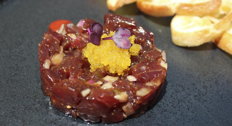 Platos especiales con atún rojo de almadraba en La Sastrería del Mercado