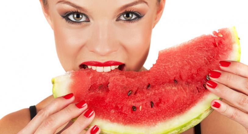 4 alimentos que te ayudarán a combatir el acné