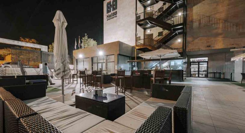 Apertura de la confortable terraza del Apartahotel Hall88