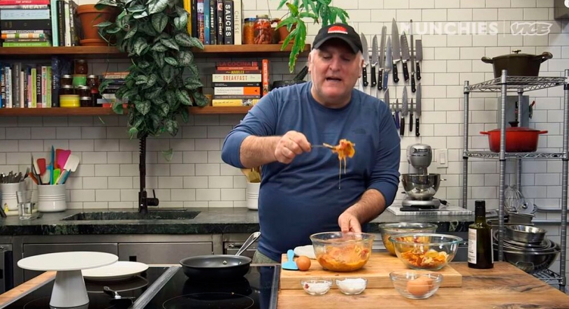 El chef José Andrés la lía de nuevo al hacer una tortilla con patatas chip (de bolsa)