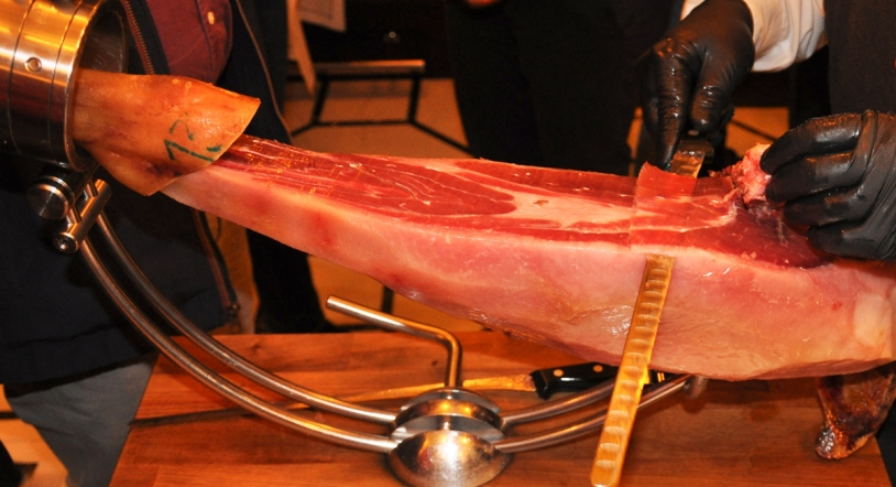 El Ecyl organiza dos cursos gratuitos de Corte de Jamón y Sumillería