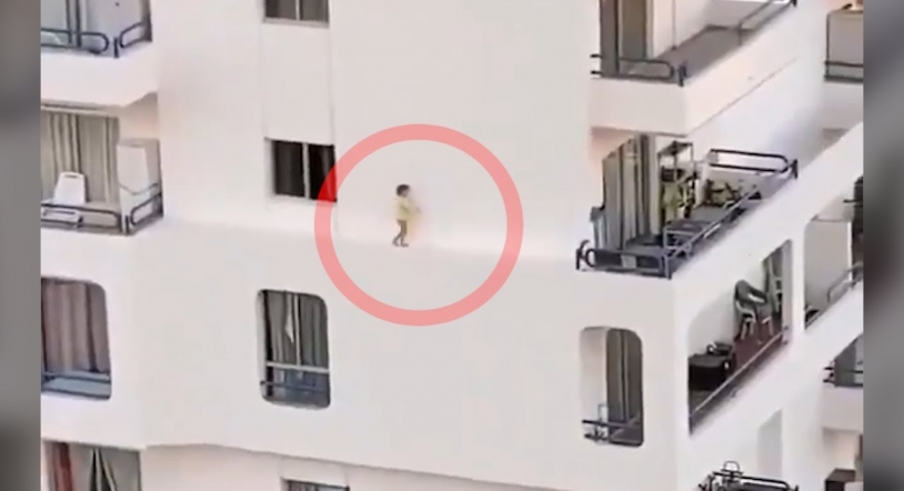 El escalofriante video de una niña de 4 años corriendo por una cornisa estrecha de un edificio 