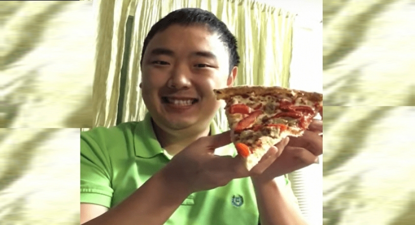 VIDEO VIRAL: Se come una porción de pizza de un solo bocado ¿puedes hacerlo?