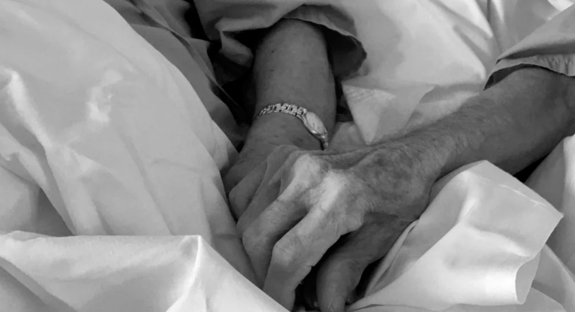 El matrimonio de abuelos que pidió juntar las camas del hospital para tomarse de la mano