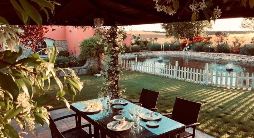 El Restaurante Mozárbez habilita los Jardines de Utrera para volver con una atractiva oferta gastronómica