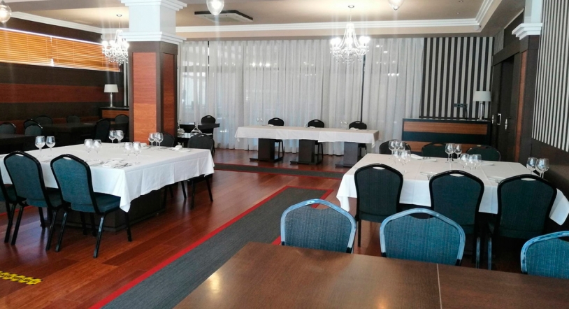 Amplios salones para disfrutar del Menú del día en el Apartahotel Hall88
