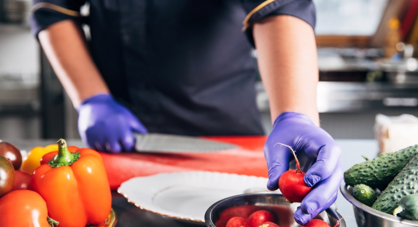 4 motivos por los que no usar guantes de latex en la cocina