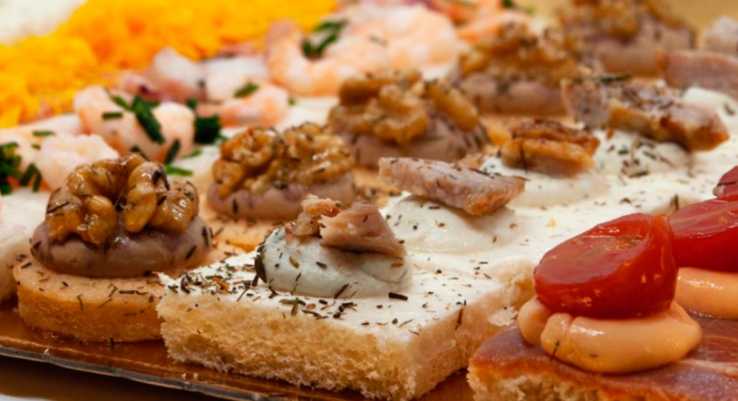 Confitería Santa Lucía presenta sus bandejas de canapés navideños: Tradición y Selección
