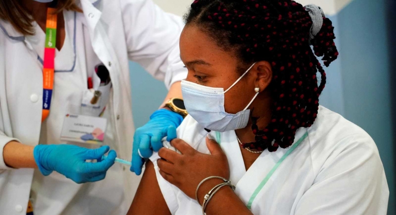 La Navidad deja los indicadores de coronavirus disparados, más restricciones y una nueva vacuna